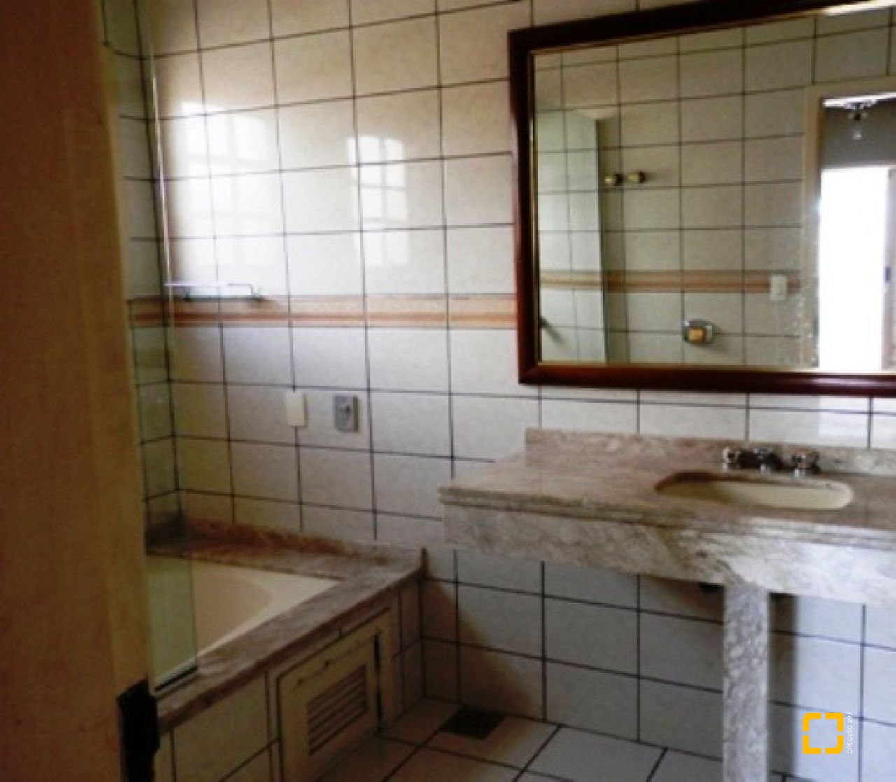 Casa com 288m², 6 quartos (sendo 2 suítes), 4 garagens, no bairro Coloninha em Florianópolis