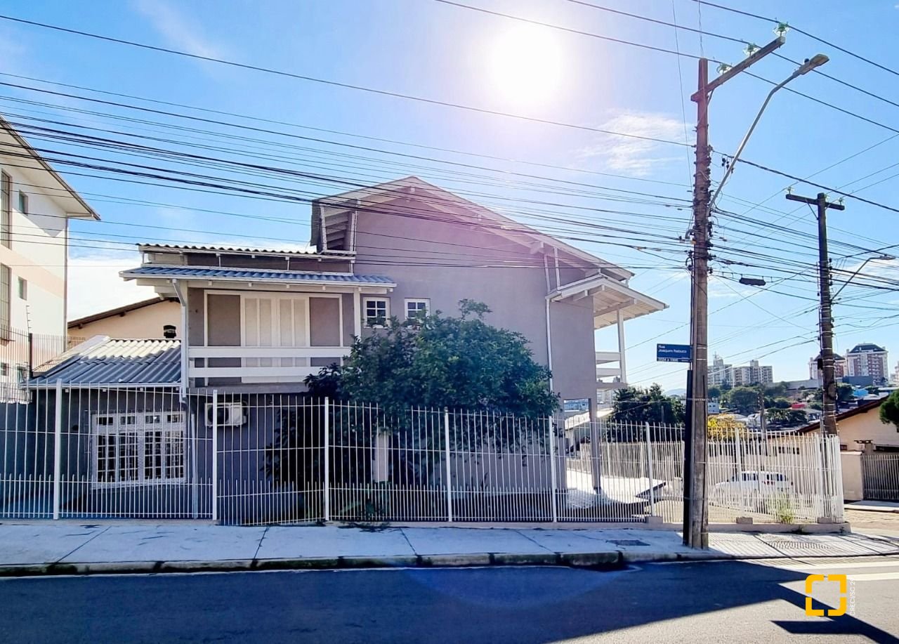 Casa com 288m², 4 quartos (sendo 2 suítes), 4 garagens, no bairro Coloninha em Florianópolis