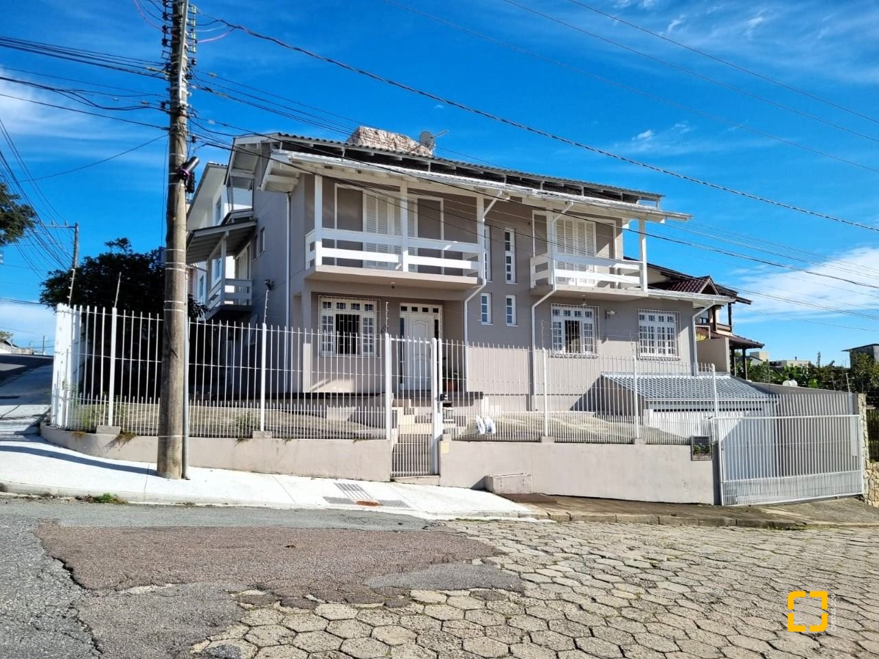 Casa com 288m², 4 quartos (sendo 2 suítes), 4 garagens, no bairro Coloninha em Florianópolis