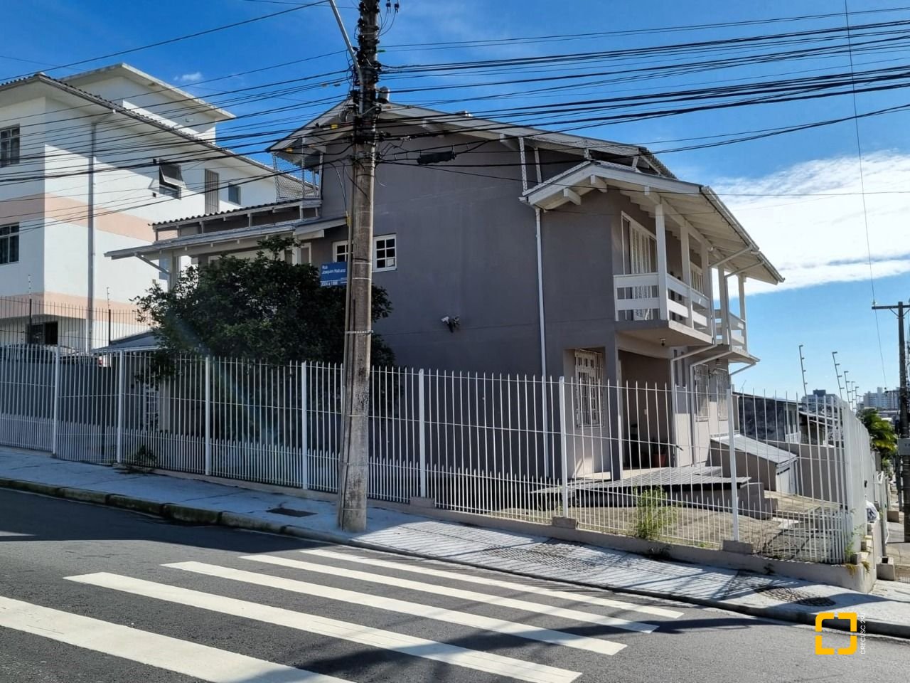 Casa com 288m², 4 quartos (sendo 2 suítes), 4 garagens, no bairro Coloninha em Florianópolis