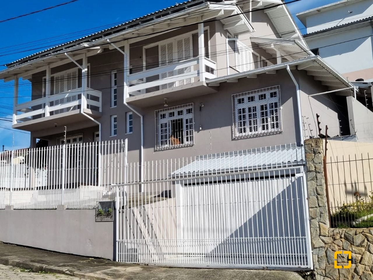 Casa com 288m², 4 quartos (sendo 2 suítes), 4 garagens, no bairro Coloninha em Florianópolis