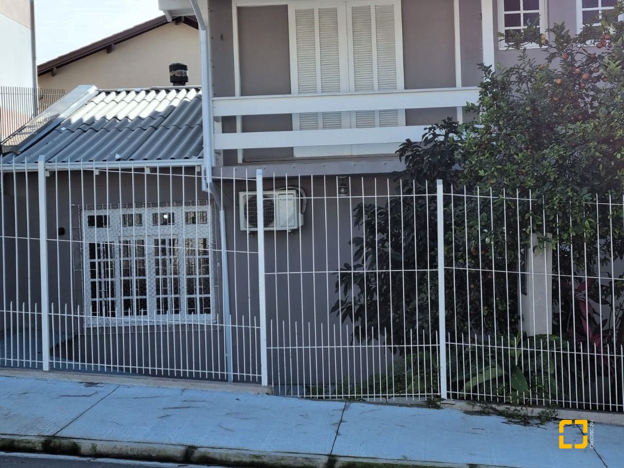 Casa com 288m², 4 quartos (sendo 2 suítes), 4 garagens, no bairro Coloninha em Florianópolis