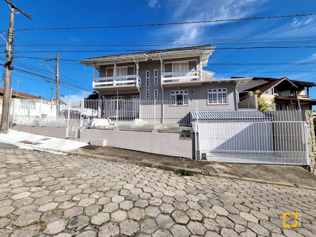 Casa com 288m², 4 quartos (sendo 2 suítes), 4 garagens, no bairro Coloninha em Florianópolis