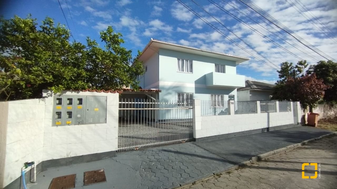 Casa com 312m², 6 quartos, 4 garagens, no bairro Carianos em Florianópolis