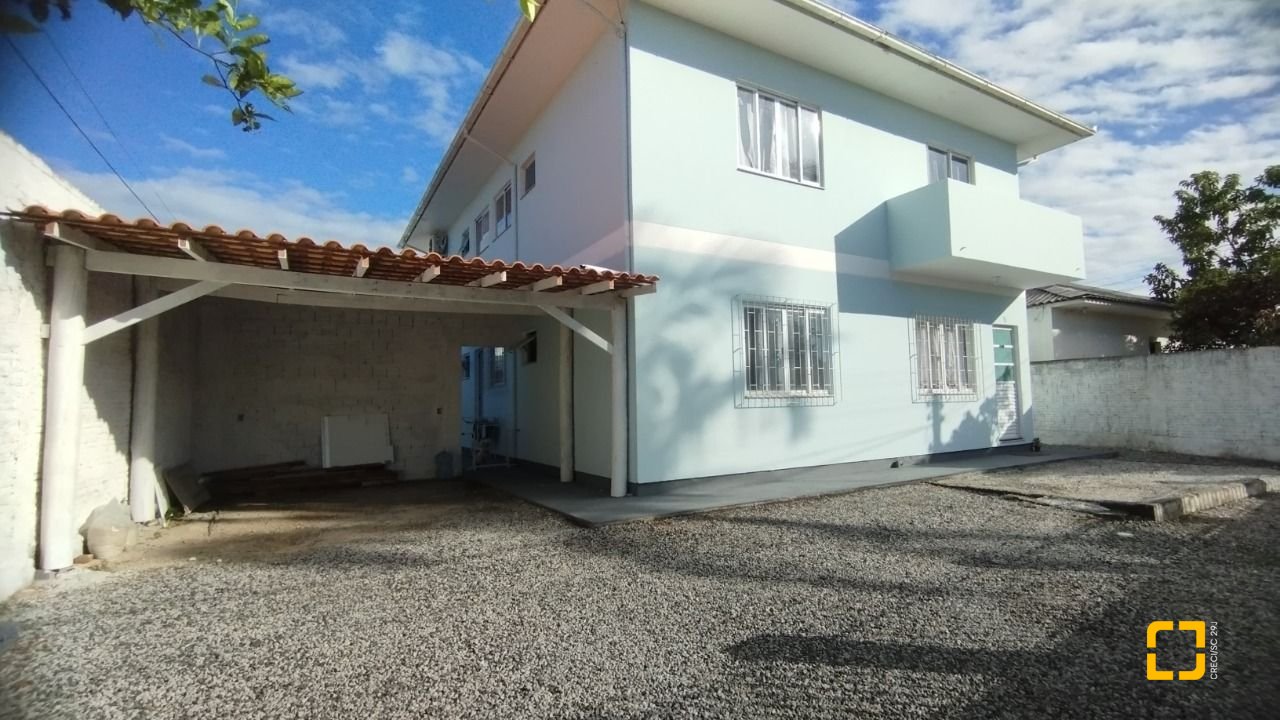 Casa com 312m², 6 quartos, 4 garagens, no bairro Carianos em Florianópolis