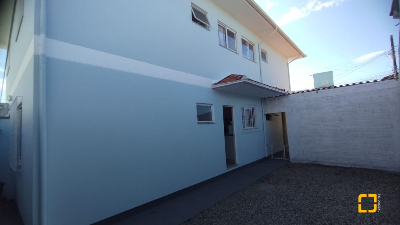 Casa com 312m², 6 quartos, 4 garagens, no bairro Carianos em Florianópolis
