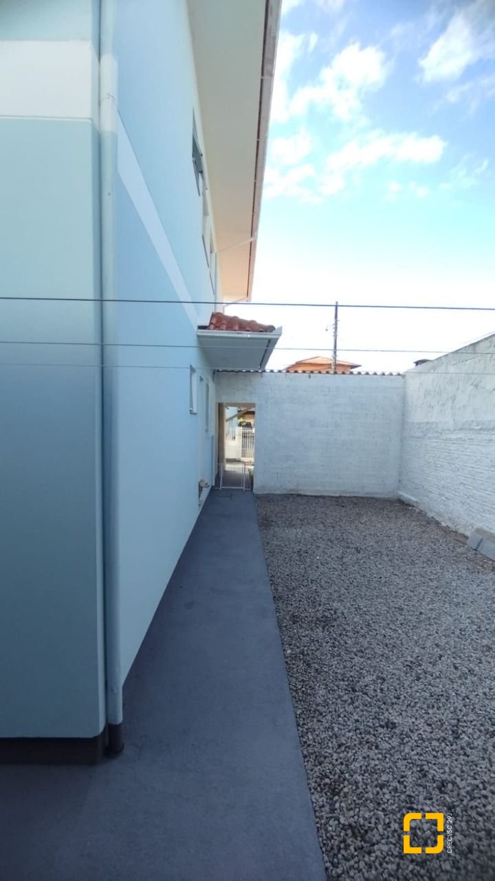 Casa com 312m², 6 quartos, 4 garagens, no bairro Carianos em Florianópolis