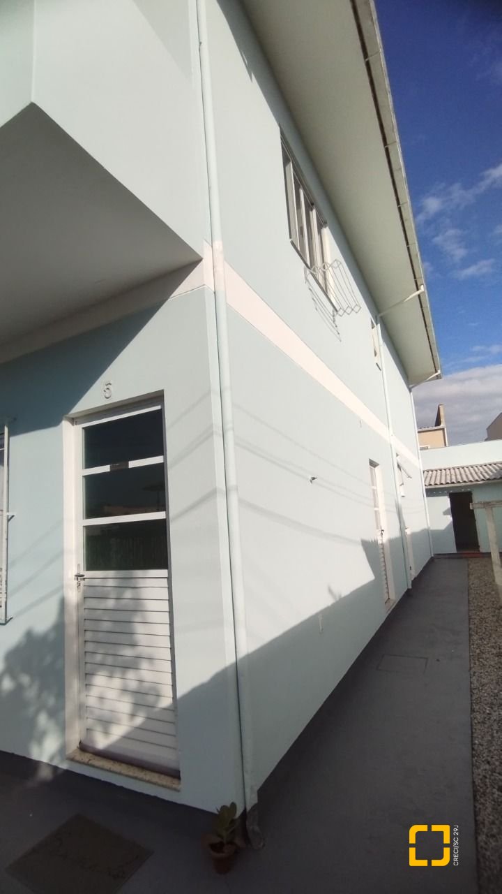 Casa com 312m², 6 quartos, 4 garagens, no bairro Carianos em Florianópolis