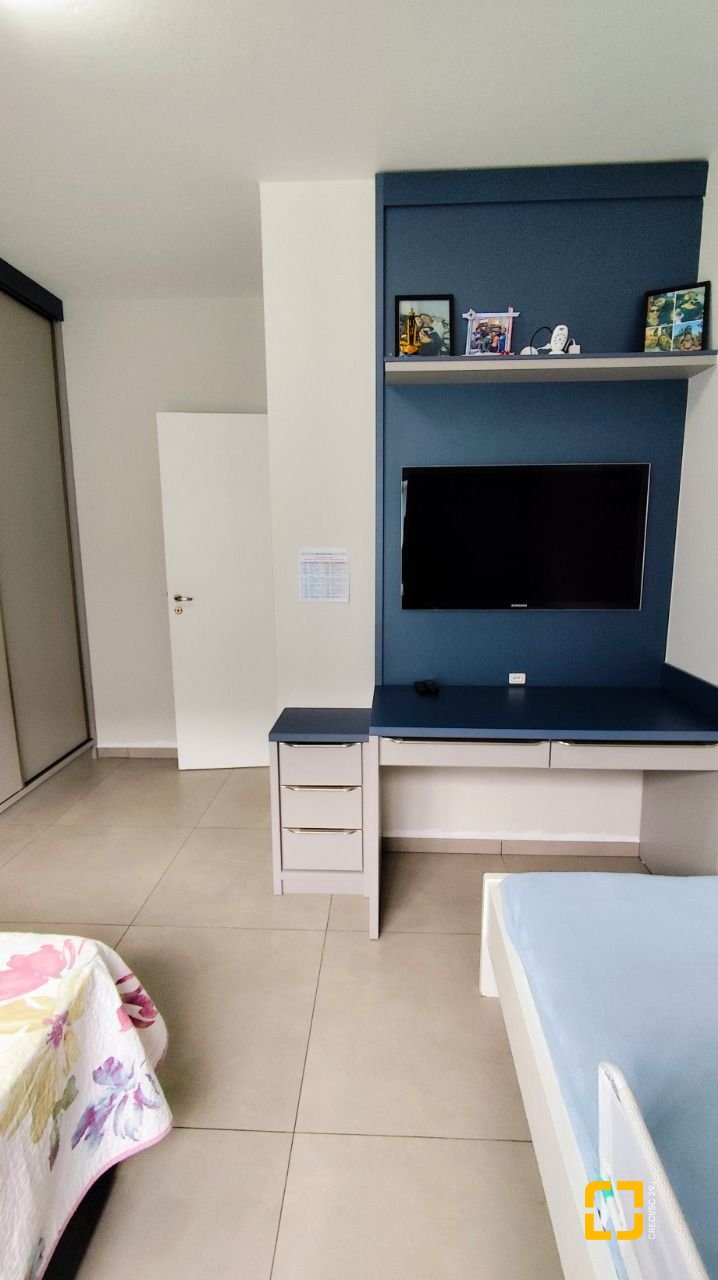 Casa com 312m², 6 quartos, 4 garagens, no bairro Carianos em Florianópolis