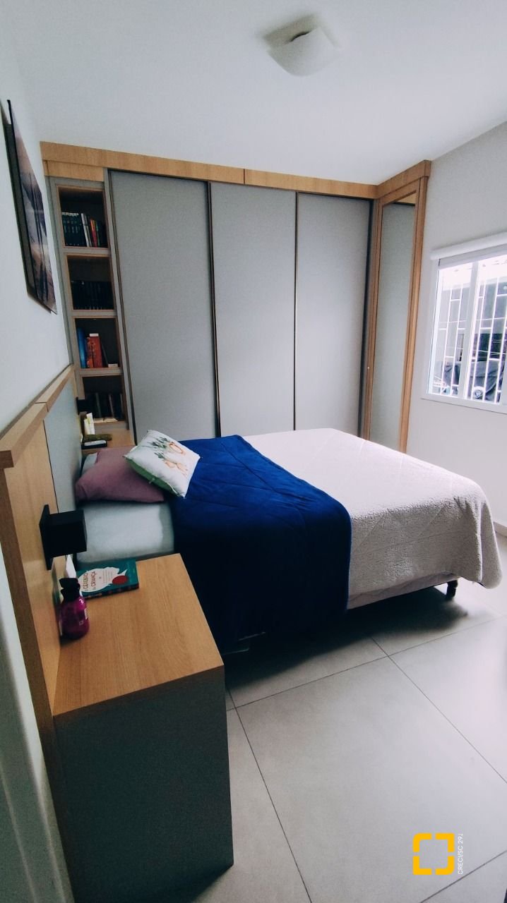 Casa com 312m², 6 quartos, 4 garagens, no bairro Carianos em Florianópolis