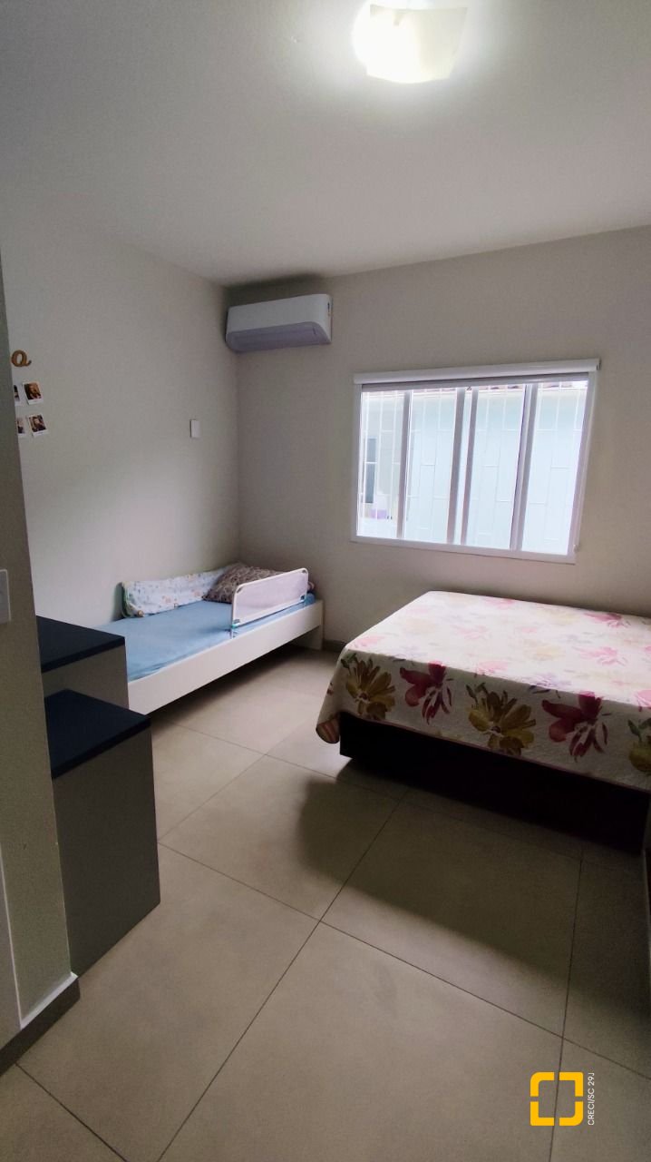 Casa com 312m², 6 quartos, 4 garagens, no bairro Carianos em Florianópolis
