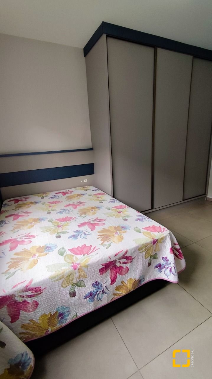 Casa com 312m², 6 quartos, 4 garagens, no bairro Carianos em Florianópolis