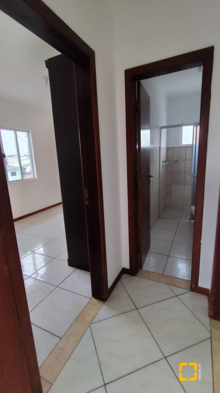 Casa com 312m², 6 quartos, 4 garagens, no bairro Carianos em Florianópolis