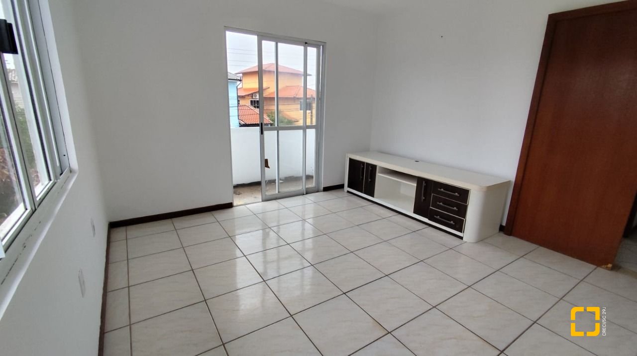 Casa com 312m², 6 quartos, 4 garagens, no bairro Carianos em Florianópolis