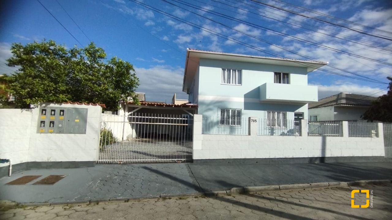 Casa com 312m², 6 quartos, 4 garagens, no bairro Carianos em Florianópolis