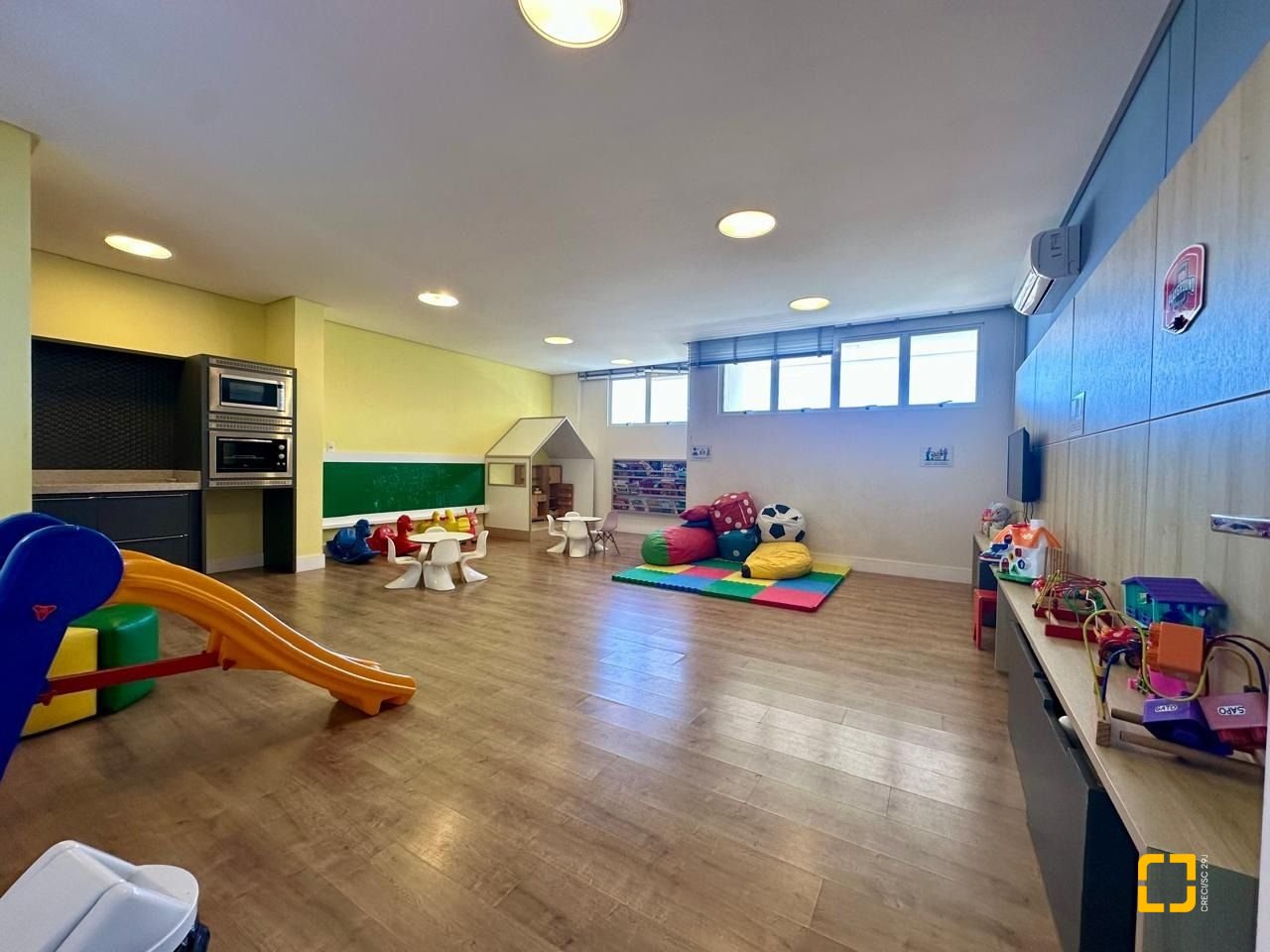 Apartamento com 98m², 4 quartos (sendo 1 suíte), 2 garagens, no bairro Jardim Atlântico em Florianópolis