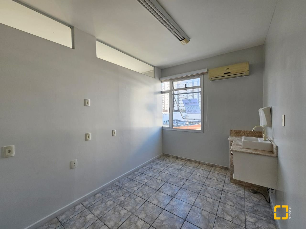 Sala com 40m², 1 garagem, no bairro Estreito em Florianópolis