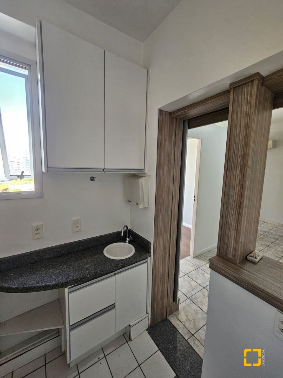Sala com 40m², 1 garagem, no bairro Estreito em Florianópolis