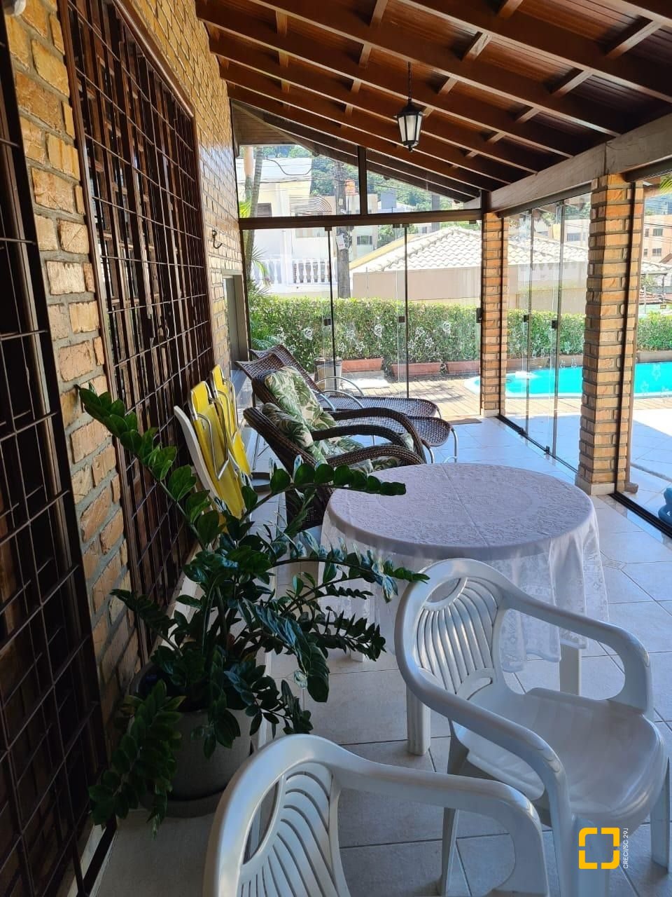 Casa com 278m², 4 quartos (sendo 1 suíte), 2 garagens, no bairro Saco dos Limões em Florianópolis