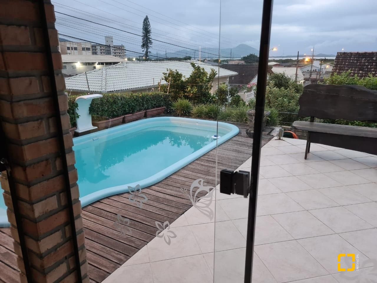 Casa com 278m², 4 quartos (sendo 1 suíte), 2 garagens, no bairro Saco dos Limões em Florianópolis
