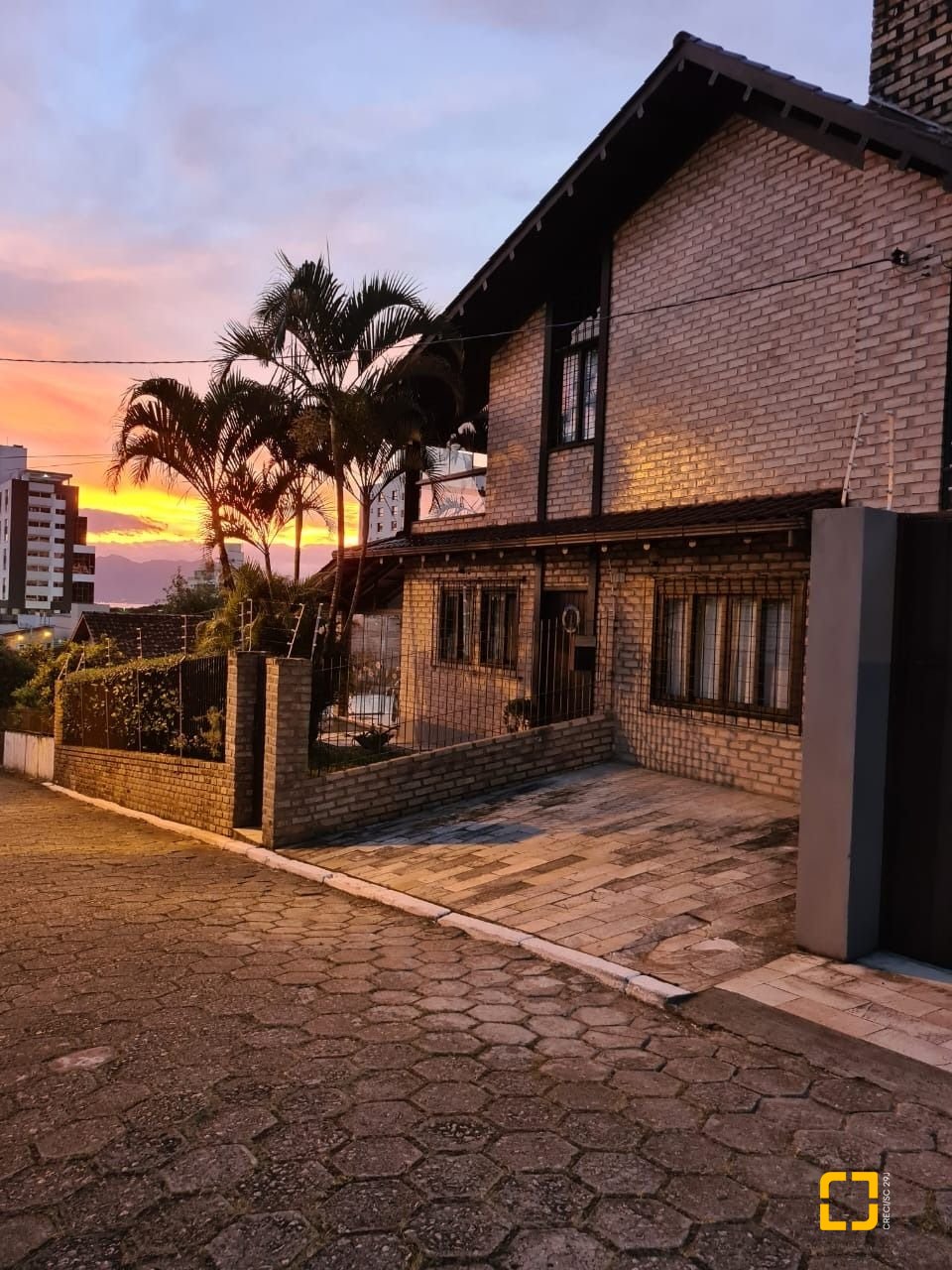 Casa com 278m², 4 quartos (sendo 1 suíte), 2 garagens, no bairro Saco dos Limões em Florianópolis