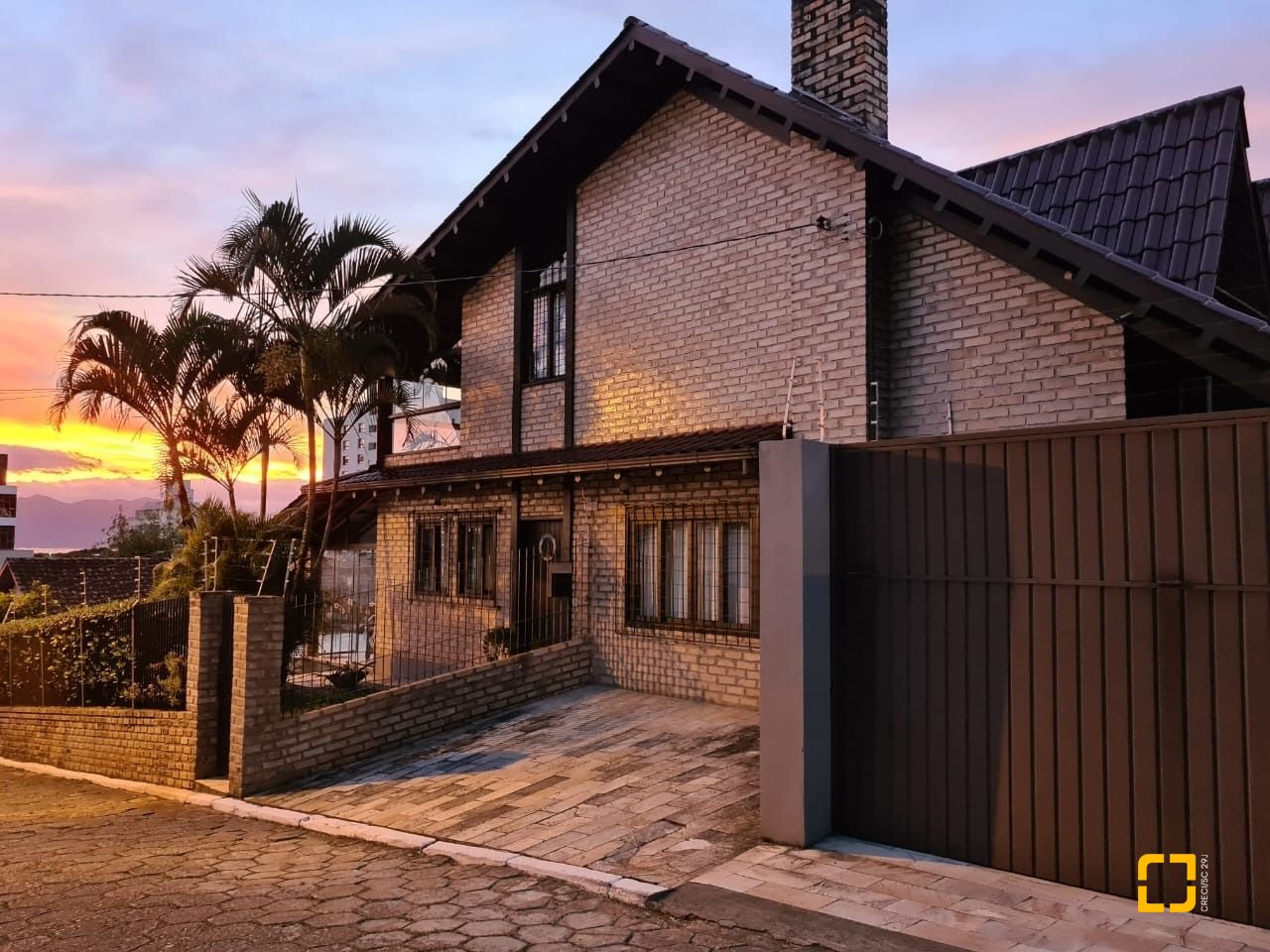 Casa com 278m², 4 quartos (sendo 1 suíte), 2 garagens, no bairro Saco dos Limões em Florianópolis
