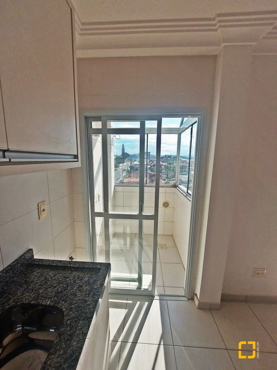 Apartamento com 98m², 6 quartos (sendo 3 suítes), 2 garagens, no bairro Capoeiras em Florianópolis