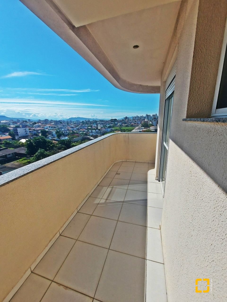 Apartamento com 98m², 6 quartos (sendo 3 suítes), 2 garagens, no bairro Capoeiras em Florianópolis