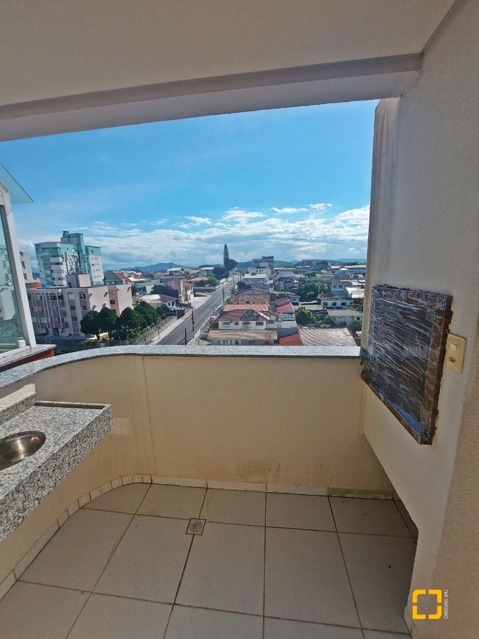Apartamento com 98m², 6 quartos (sendo 3 suítes), 2 garagens, no bairro Capoeiras em Florianópolis