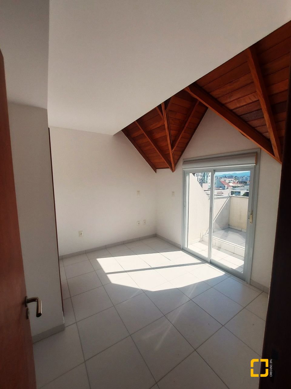 Apartamento com 98m², 6 quartos (sendo 3 suítes), 2 garagens, no bairro Capoeiras em Florianópolis