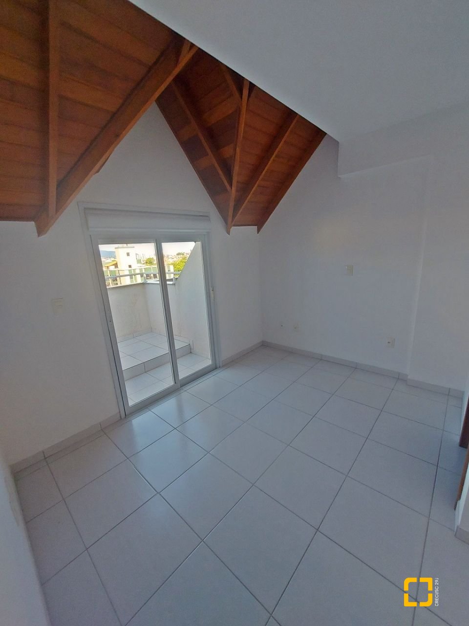 Apartamento com 98m², 6 quartos (sendo 3 suítes), 2 garagens, no bairro Capoeiras em Florianópolis
