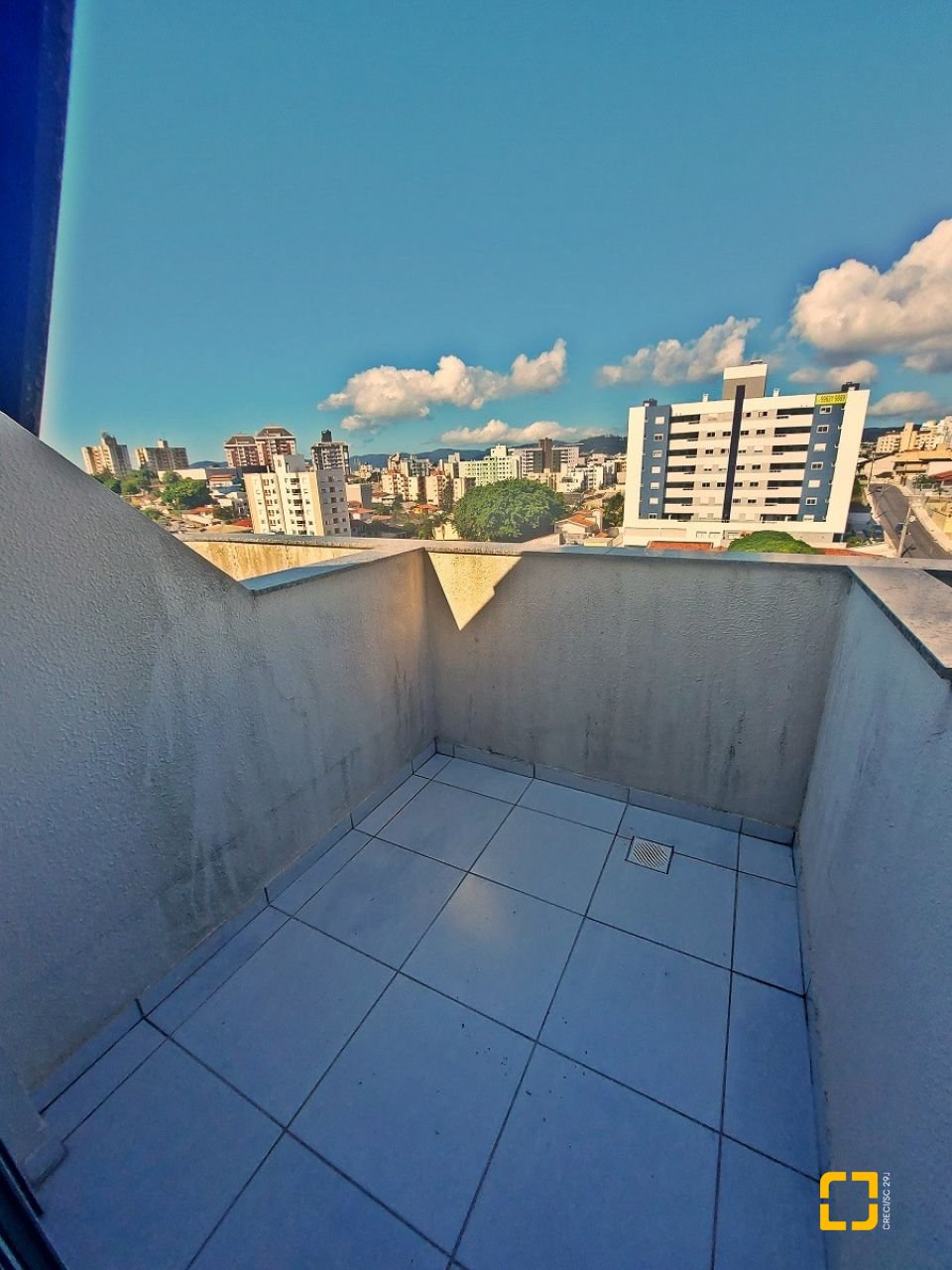 Apartamento com 98m², 6 quartos (sendo 3 suítes), 2 garagens, no bairro Capoeiras em Florianópolis