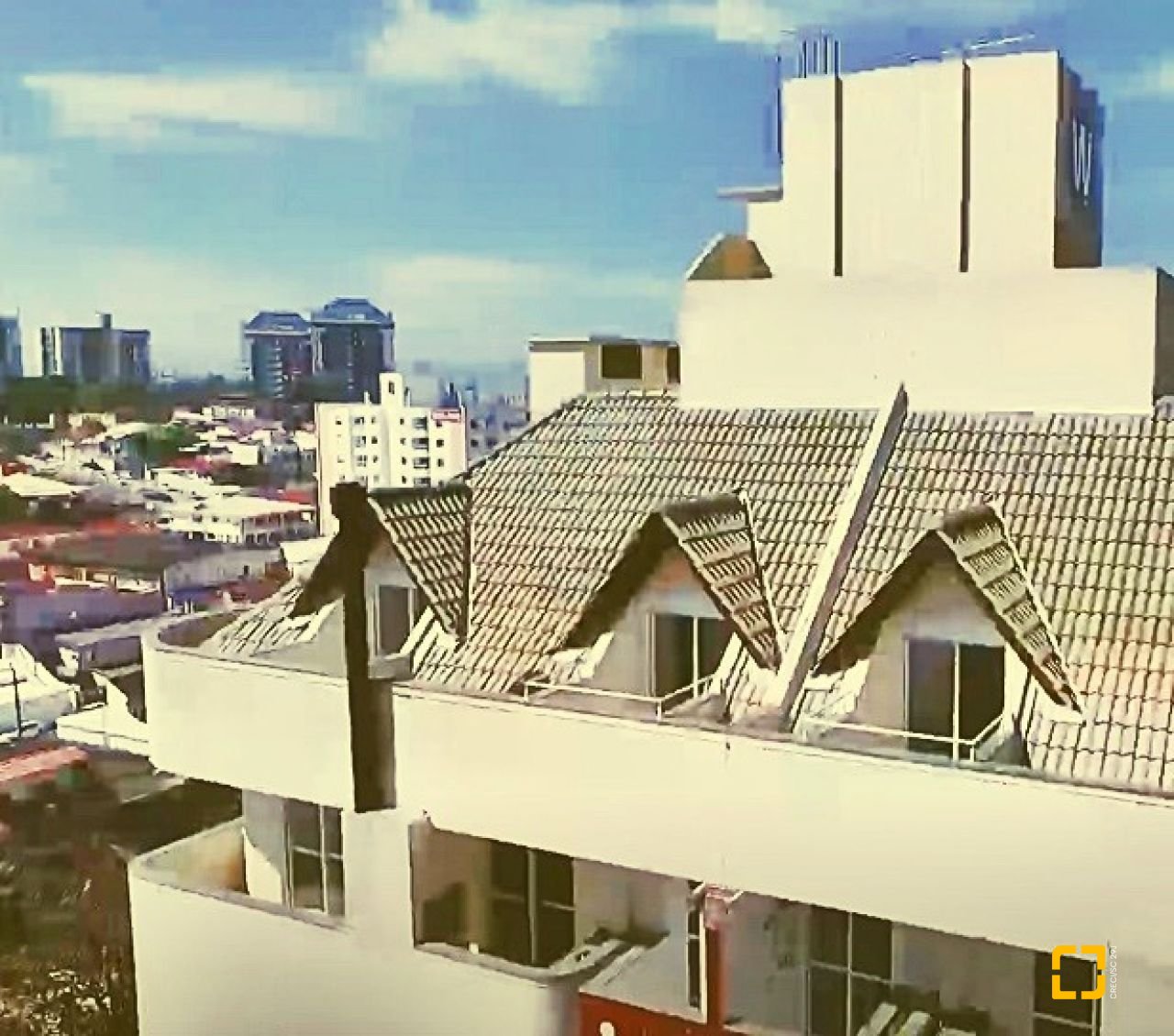 Apartamento com 98m², 6 quartos (sendo 3 suítes), 2 garagens, no bairro Capoeiras em Florianópolis
