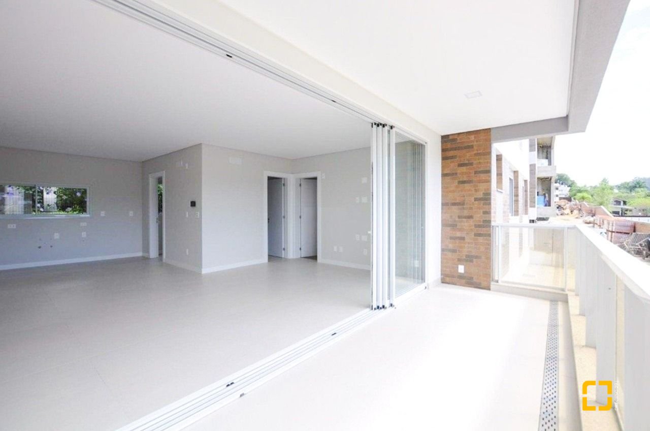 Apartamento com 128m², 6 quartos (sendo 3 suítes), 2 garagens, no bairro Cacupé em Florianópolis