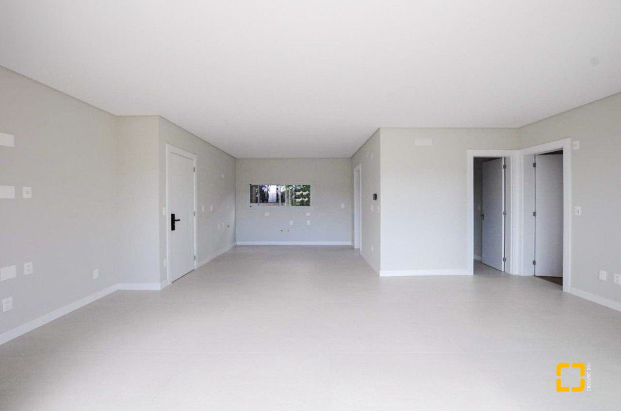 Apartamento com 128m², 6 quartos (sendo 3 suítes), 2 garagens, no bairro Cacupé em Florianópolis