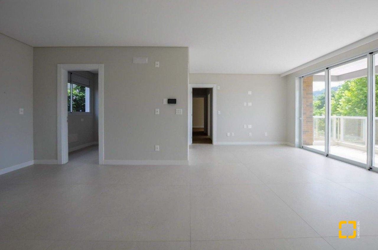 Apartamento com 128m², 6 quartos (sendo 3 suítes), 2 garagens, no bairro Cacupé em Florianópolis
