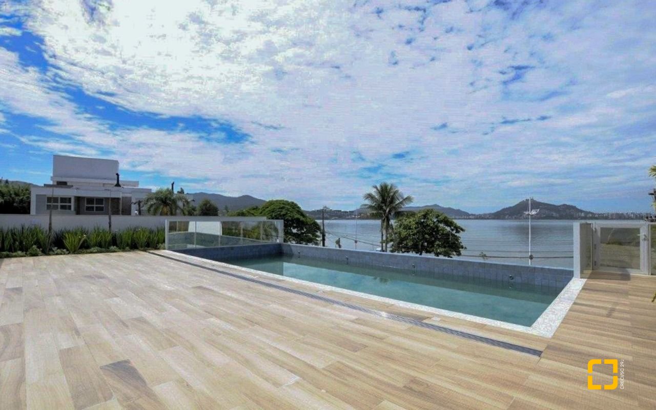 Apartamento com 128m², 6 quartos (sendo 3 suítes), 2 garagens, no bairro Cacupé em Florianópolis