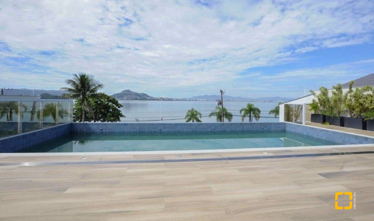 Apartamento com 128m², 6 quartos (sendo 3 suítes), 2 garagens, no bairro Cacupé em Florianópolis