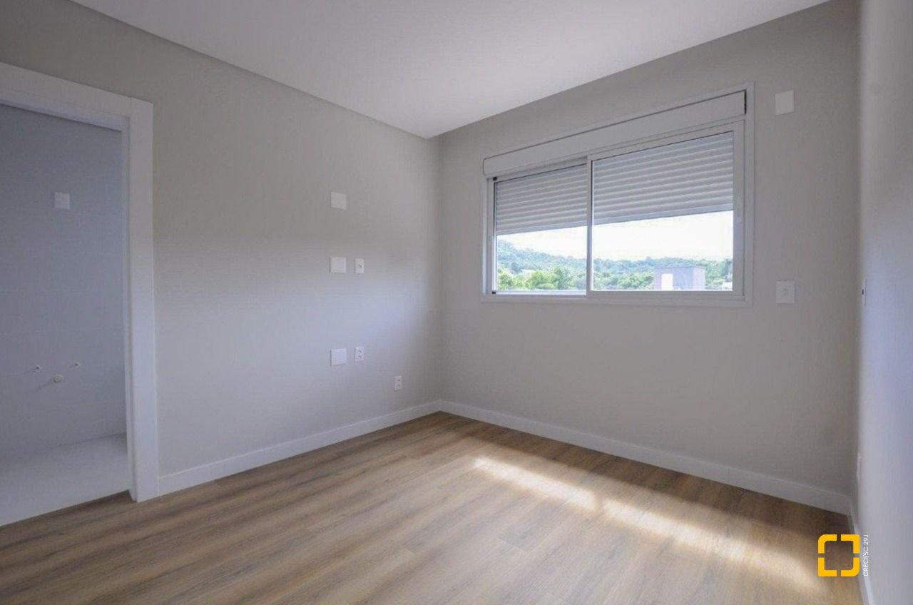 Apartamento com 128m², 6 quartos (sendo 3 suítes), 2 garagens, no bairro Cacupé em Florianópolis