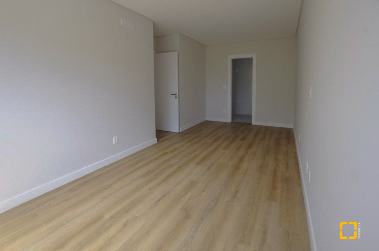 Apartamento com 128m², 6 quartos (sendo 3 suítes), 2 garagens, no bairro Cacupé em Florianópolis