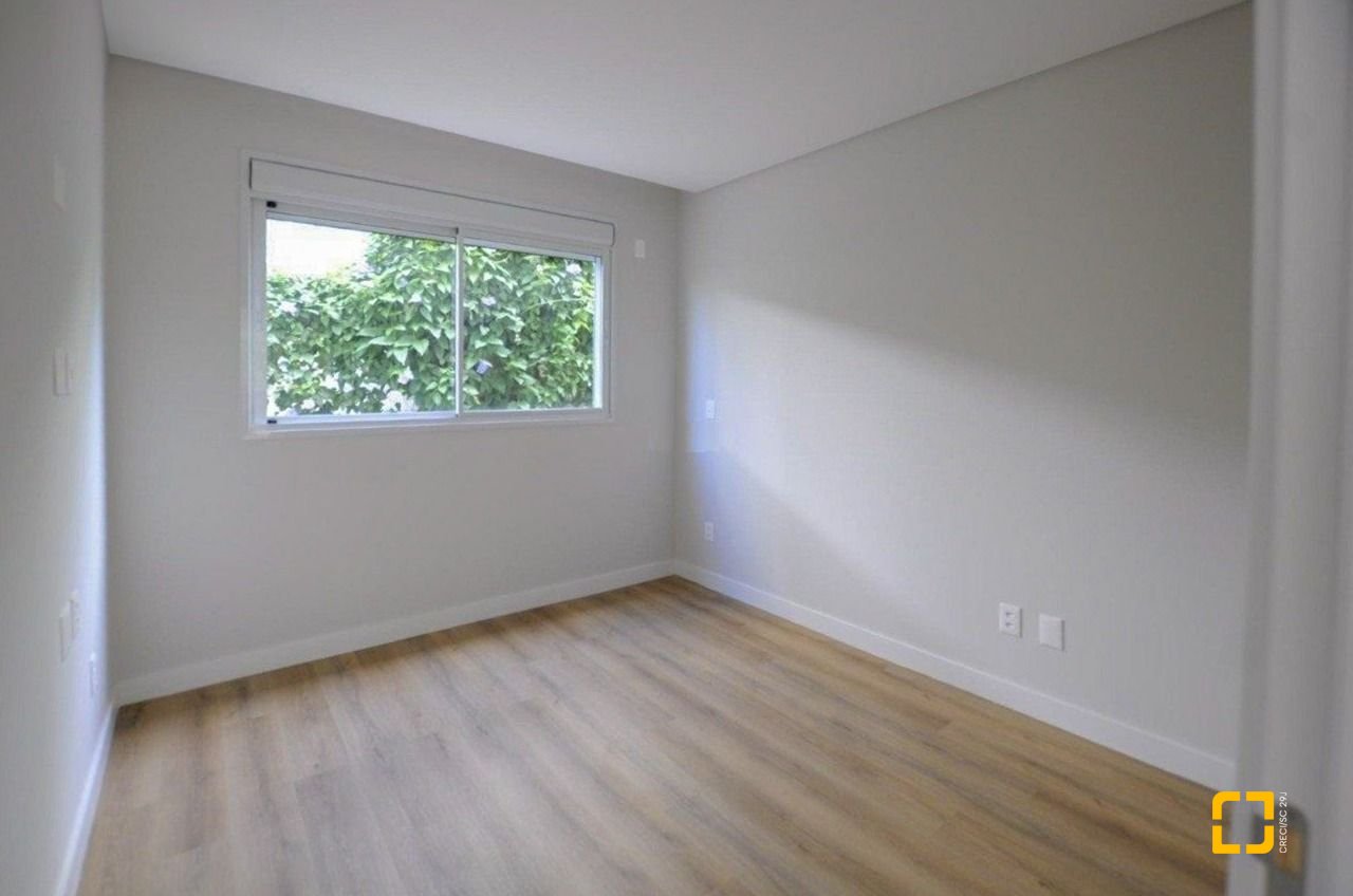 Apartamento com 128m², 6 quartos (sendo 3 suítes), 2 garagens, no bairro Cacupé em Florianópolis