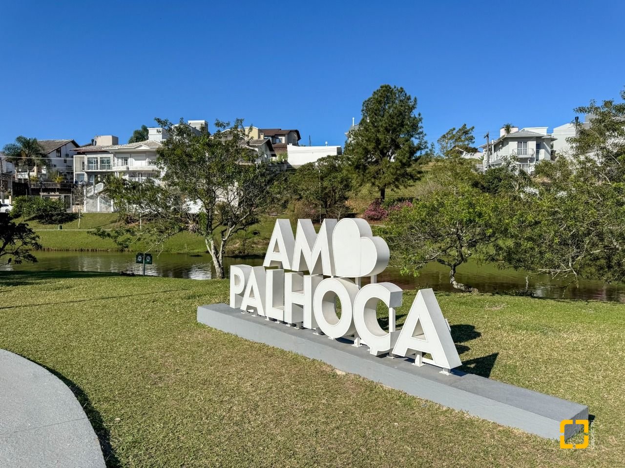 Apartamento com 81m², 4 quartos (sendo 2 suítes), 1 garagem, no bairro Pedra Branca em Palhoça