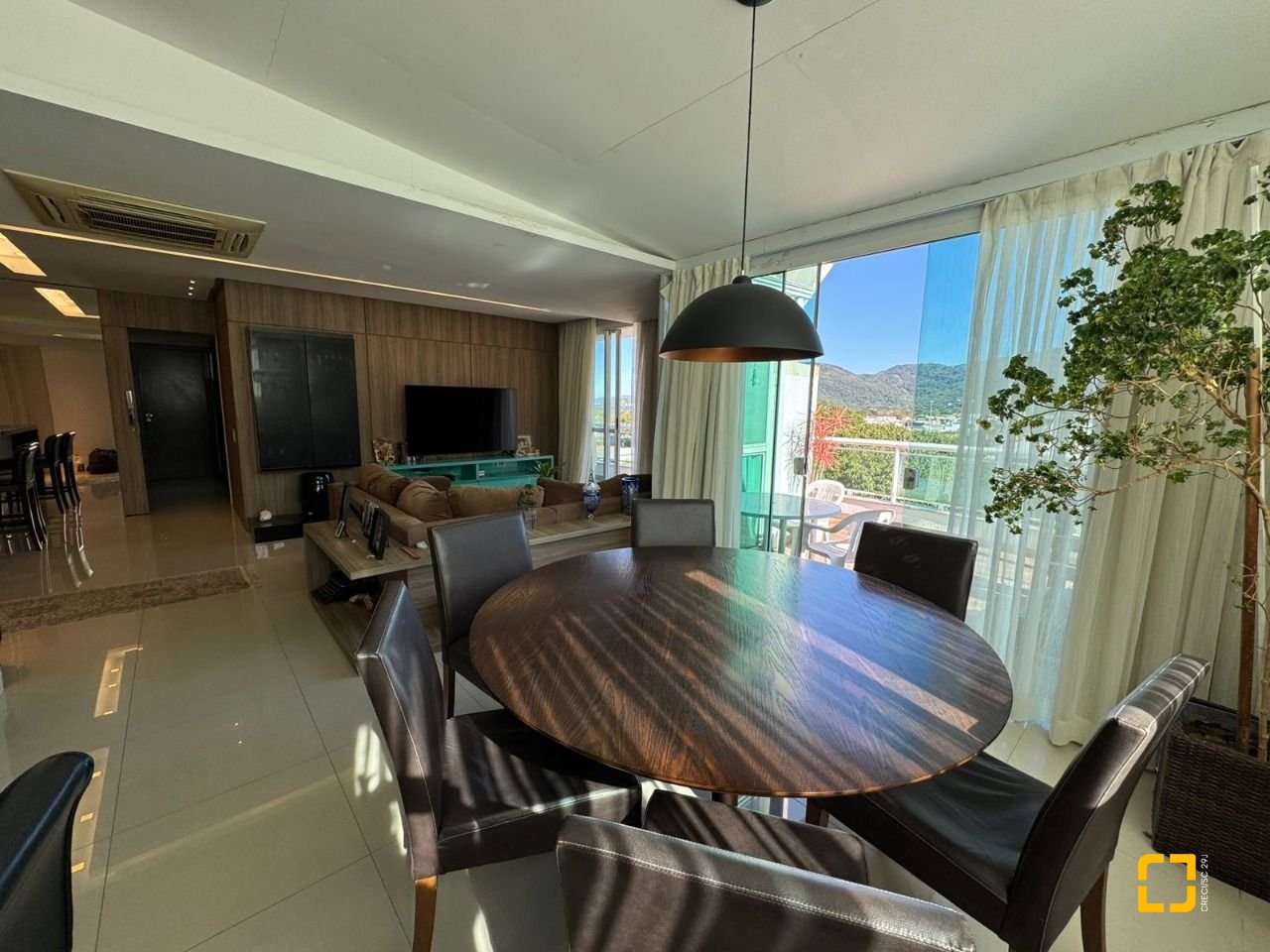 Cobertura com 199m², 4 quartos (sendo 1 suíte), 2 garagens, no bairro Lagoa da Conceição em Florianópolis