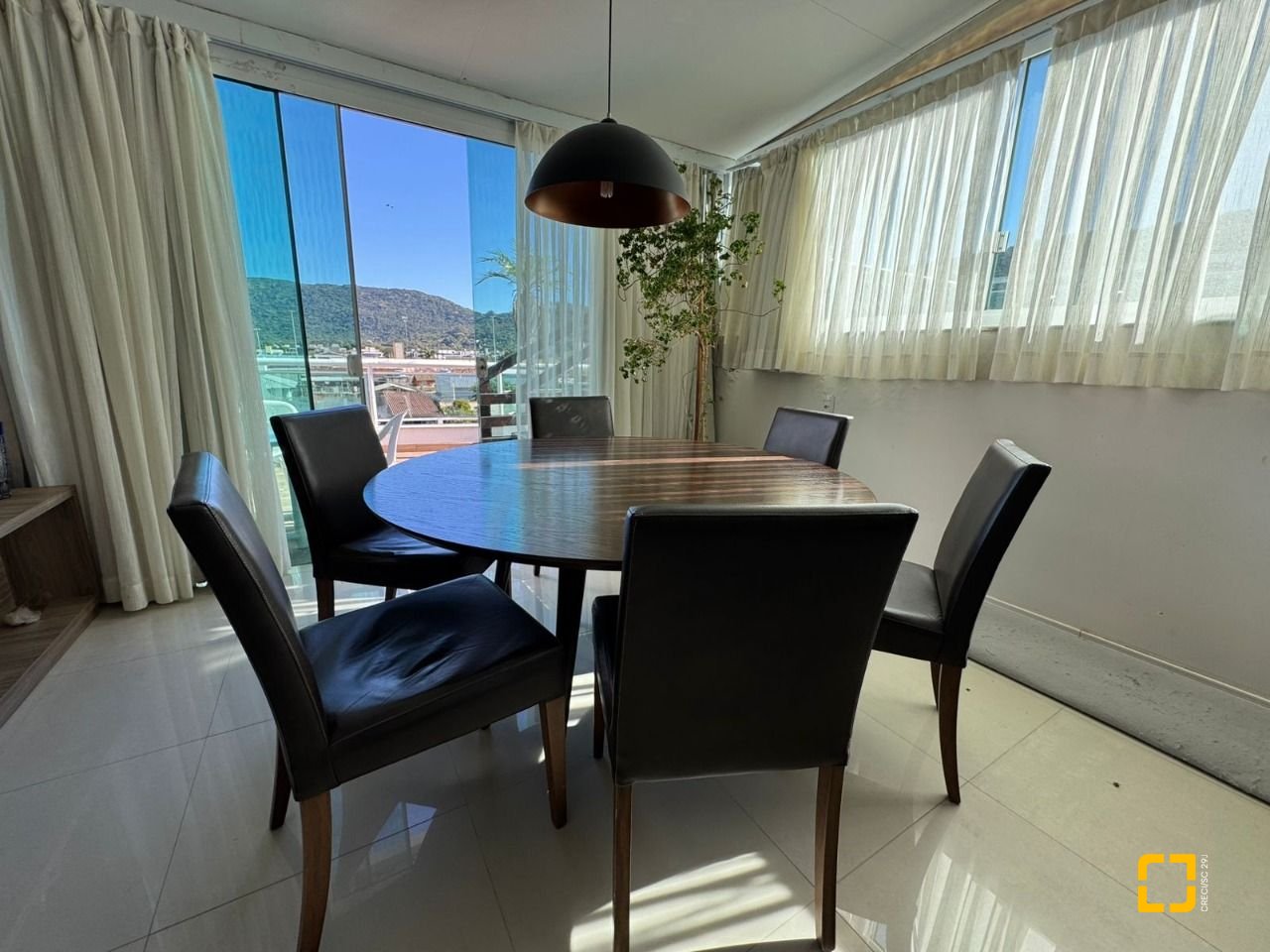 Cobertura com 199m², 4 quartos (sendo 1 suíte), 2 garagens, no bairro Lagoa da Conceição em Florianópolis