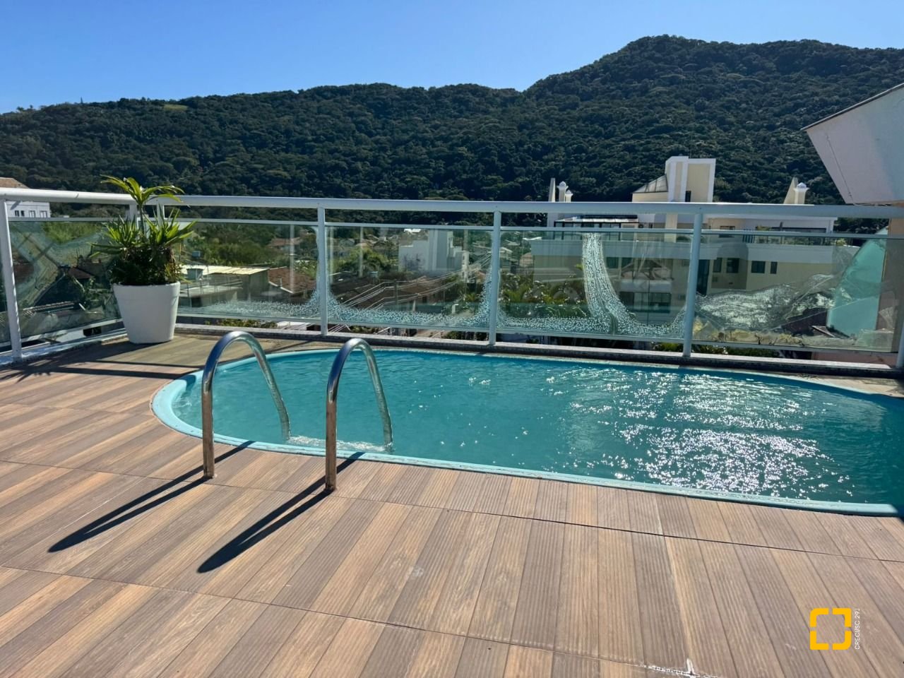 Cobertura com 199m², 4 quartos (sendo 1 suíte), 2 garagens, no bairro Lagoa da Conceição em Florianópolis