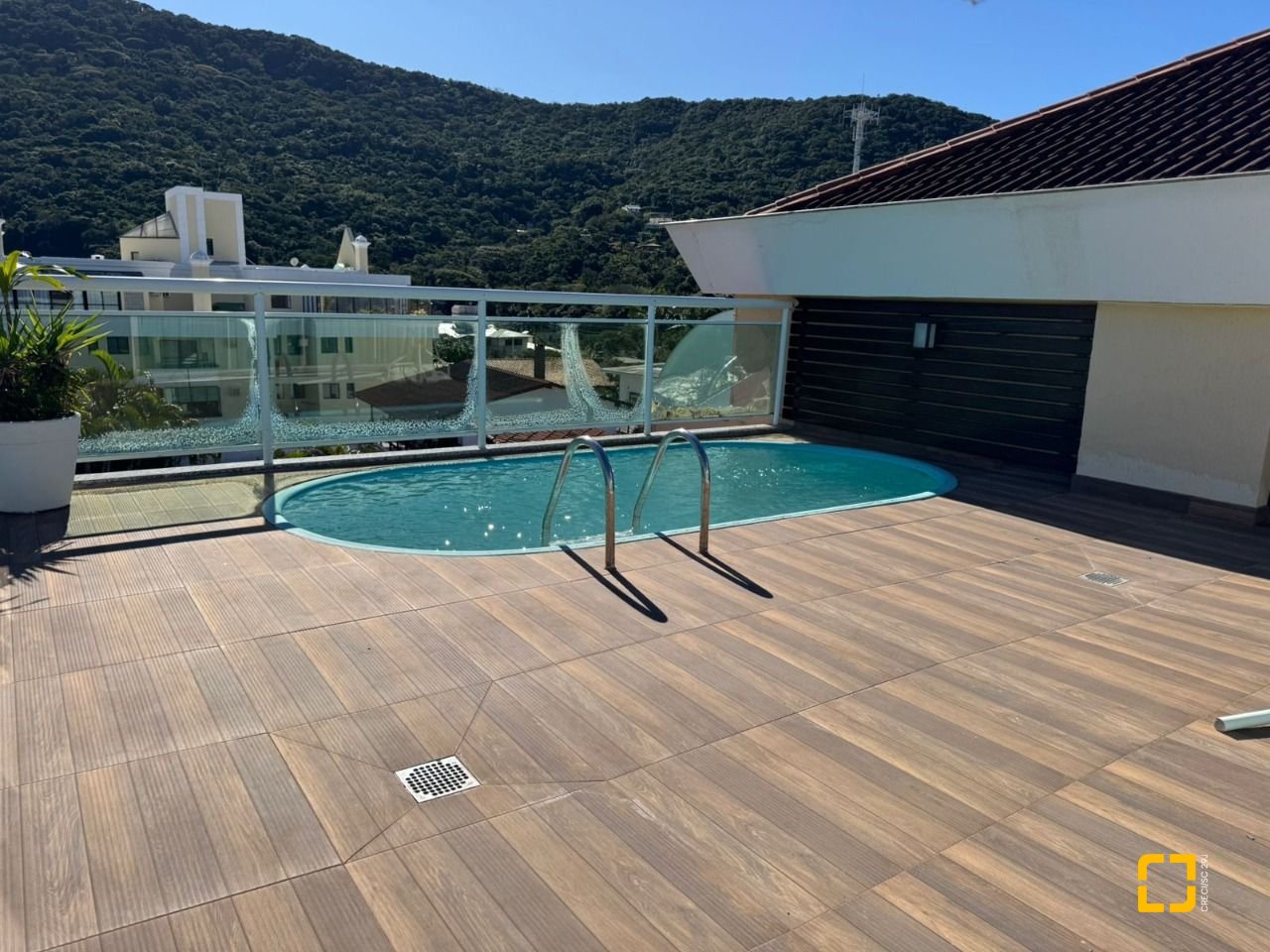 Cobertura com 199m², 4 quartos (sendo 1 suíte), 2 garagens, no bairro Lagoa da Conceição em Florianópolis