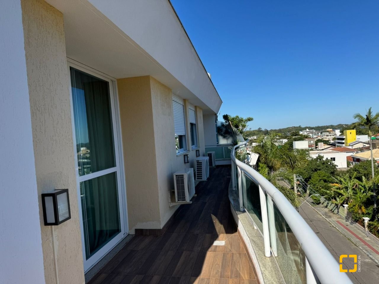 Cobertura com 199m², 4 quartos (sendo 1 suíte), 2 garagens, no bairro Lagoa da Conceição em Florianópolis