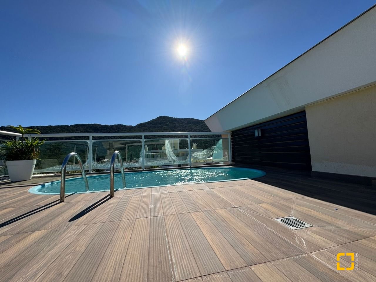 Cobertura com 199m², 3 quartos (sendo 1 suíte), 2 garagens, no bairro Lagoa da Conceição em Florianópolis