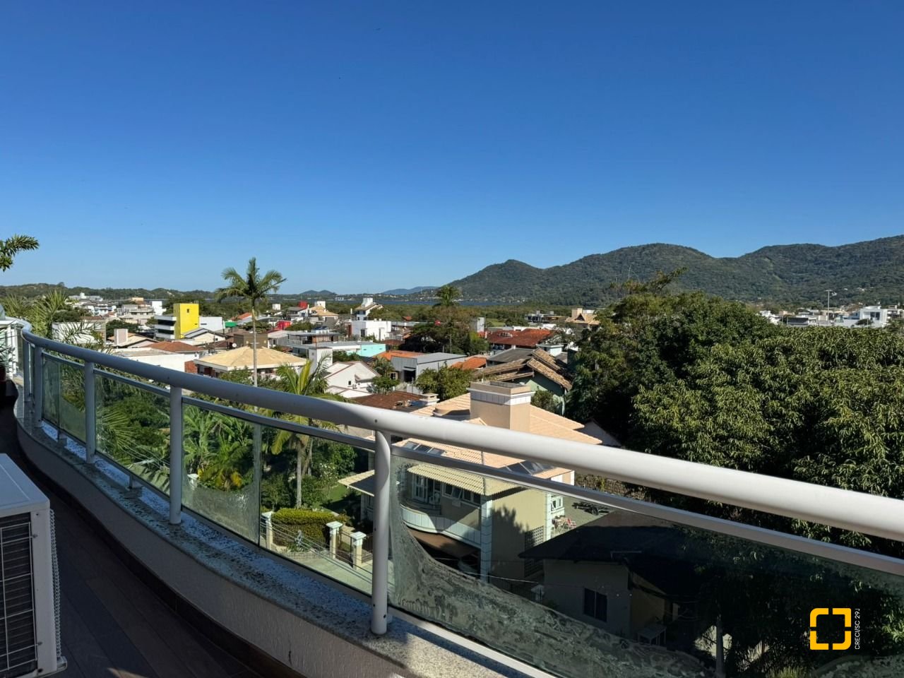 Cobertura com 199m², 3 quartos (sendo 1 suíte), 2 garagens, no bairro Lagoa da Conceição em Florianópolis