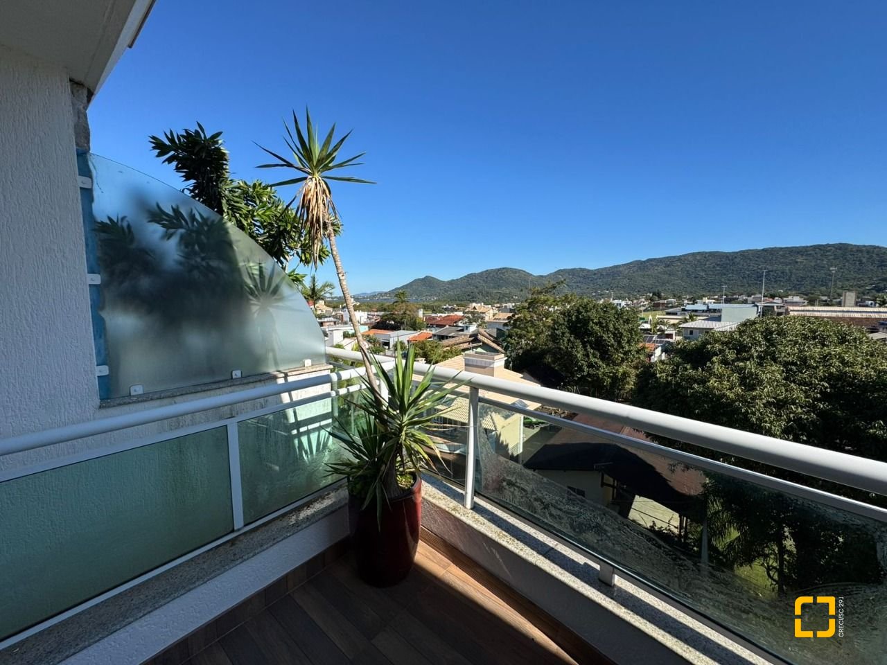 Cobertura com 199m², 3 quartos (sendo 1 suíte), 2 garagens, no bairro Lagoa da Conceição em Florianópolis